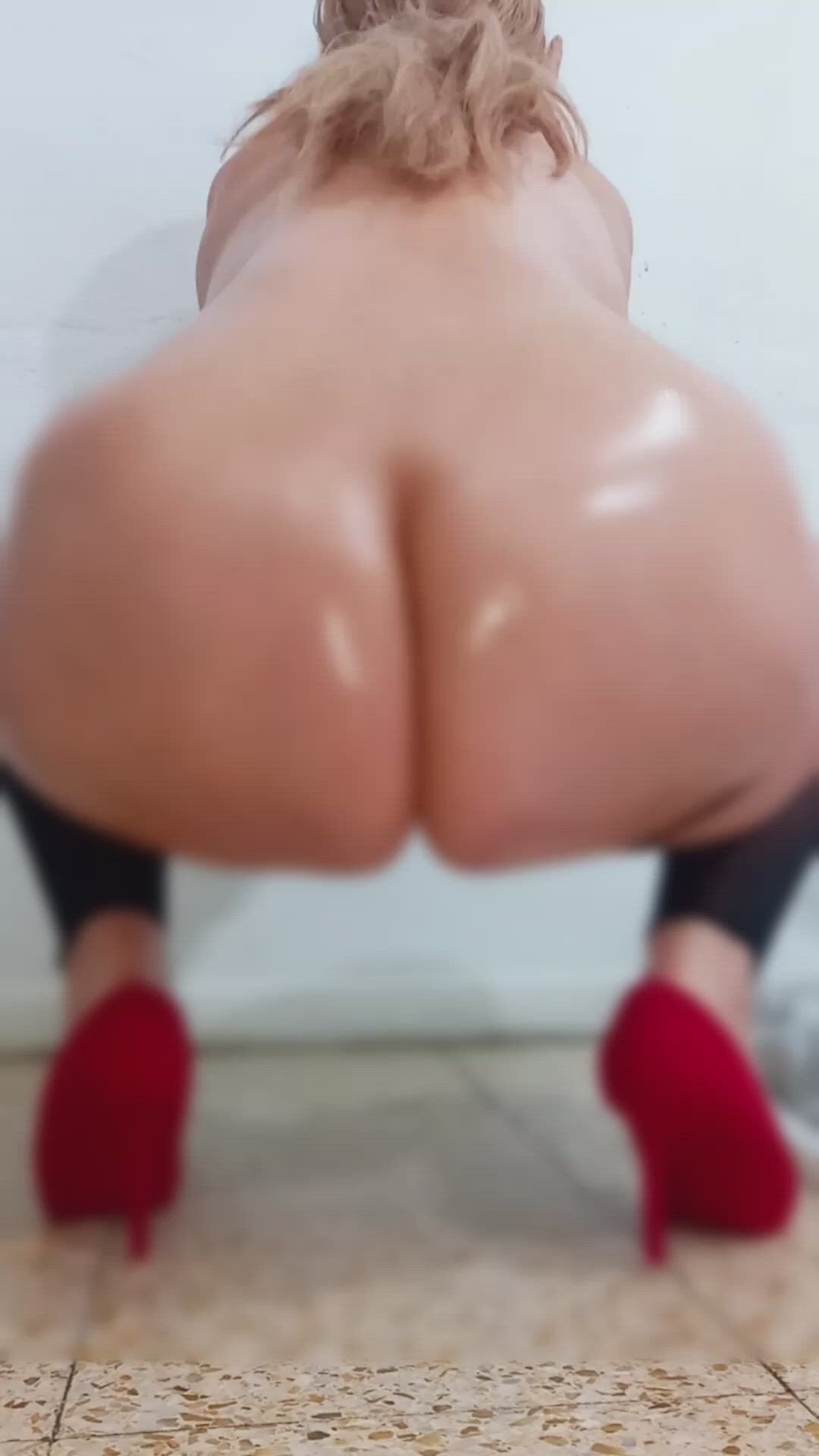 Bouncing porn video with onlyfans model emypawg <strong>@emmebigass</strong>